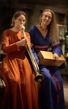 Uli ja Eira konsertoimassa keskiaikaisen sikalan katolla Aboa Vetus -museossa Turun musiikkijuhlilla 2006. Kuva Seilo Ristimäki.