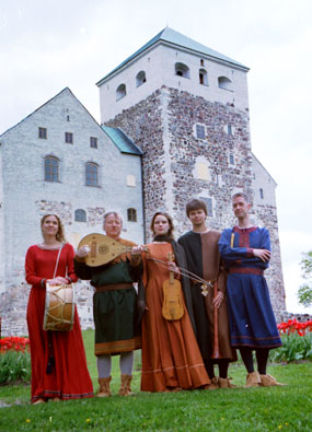 Oliphant Turun Linnan pihalla 2003. Uli Kontu-Korhonen, Leif Karlson, Eira Karlson, Jonte Knif ja Janek ller.